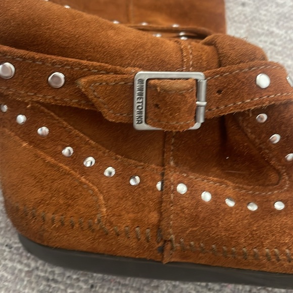 Minnetonka moccasin flat boots. Size 8. Worn maybe once. Great condition - Picture 3 of 6